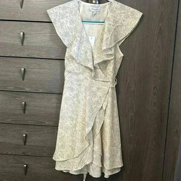 Gilli Dresses & Skirts - NWT. Women’s Gilli wrap dress. Size Small